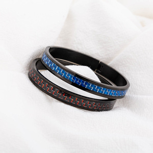 Pulsera de Fibra de Carbono y Acero de Titanio con Patrón Geométrico, Joyería de Moda Unisex, Diseño Envolvente con Incrustaciones en Negro, Azul y Rojo - Product Image 1