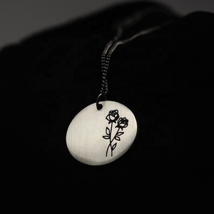 Collar con colgante rectangular de acero mate, joyería geométrica personalizada, símbolos grabados, citas de palabras, mensaje inspirado - Product Image 5