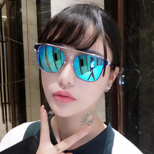 Gafas de Sol Qianai con Marco Transparente, Lentes Azules Reflectantes, Protección UV para Mujer, Diseño Ovalado Retro y Moderno - Product Image 4