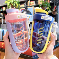 Grosir Garrafa De Shaker Mini Lucu Cangkir Pengocok Dipersonalisasi Protein Olahraga Cangkir Plastik Botol Pengocok Kustom Gym dengan Kait