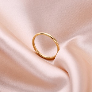 Anillo Sencillo de Acero Inoxidable con Acabado Pulido, Plateado en Oro de 18k, Joyería para Mujer - Product Image 4