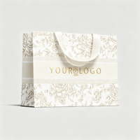 Sac de shopping élégant en carton ivoire recyclable, avec poignée intérieure dissimulée, logo personnalisé imprimé pour le commerce de détail de luxe