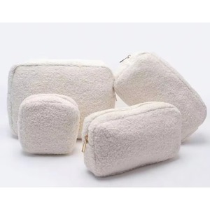 Muestra Gratis: Bolsa de Maquillaje Grande de Tela de Peluche, Linda y Moderna, Portátil para Viajes, con Cierre, Color Rosa Sherpa para Chicas - Product Image 3