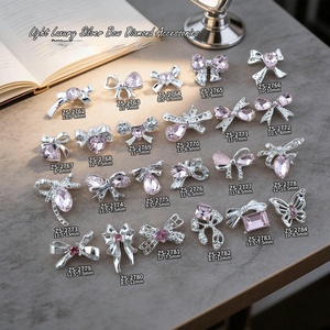 12 Piezas de Cadenas para Uñas con Forma de Corazón y Lazo, Plateadas, con Diamantes de Imitación Morados y Rosas, Accesorios para Decoración de Uñas, Venta al Por Mayor - Product Image 1
