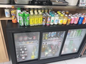 Refrigerador de estilo Mostrador de barra comercial de puerta abierta Refrigerador de pantalla incorporado móvil para aplicación de enfriamiento de hoteles - Product Image 6