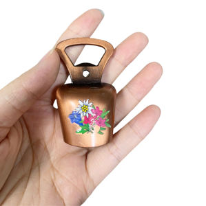 Mayorista Alta Calidad Refrigerador Suizo Decoración Metal Navidad <span class=keywords><strong>Pequeña</strong></span> Campana <span class=keywords><strong>Mano</strong></span> Anillo Campana Abrebotellas Imán <span class=keywords><strong>Nevera</strong></span> - Product Image 4