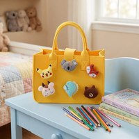 Sac fourre-tout en feutre réutilisable grande capacité avec fermeture à bouton-pression, motif poupée de dessin animé 3D, idéal pour cadeau de naissance ou de fête d'anniversaire pour bébé