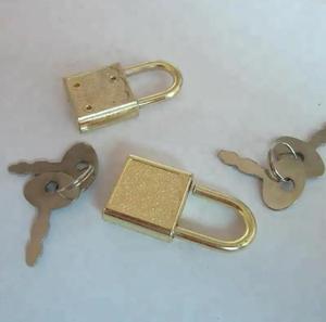 2025 nhà máy bán hàng trực tiếp kim loại vuông khóa 19*33 Mét Key khóa hộp gỗ sắt cửa an ninh chống trộm khóa - Product Image 5