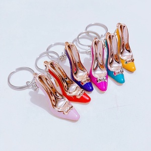 Llavero acrílico de tacón alto para mujer, monedero, abalorio de diamantes de imitación, llavero con corazón, accesorio - Product Image 1