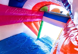 Château gonflable pour enfants avec toboggan et aire de saut - Product Image 3