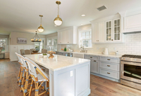 Cuisine moderne sur mesure en U, design lumineux et traditionnel, avec finition marbre et armoire de rangement classique