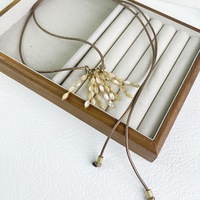 Halskette mit Anhänger aus natürlichen Muschelperlen und Wachsschnur, vielseitig tragbar, für Damen, leichter Luxus, Nischendesign, Perlmutt, sportlicher Stil