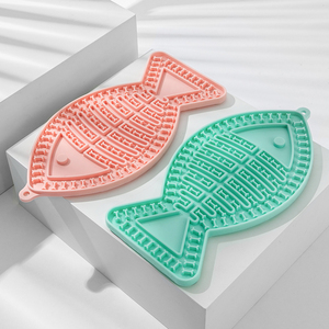 แผ่นรองเลียซิลิโคนสำหรับสัตว์เลี้ยงรูปปลา ขายส่งจำนวนมาก ชามอาหารสุนัขและแมวแบบกินช้า พร้อมจุกดูดสำหรับใส่น้ำ - Product Image 3