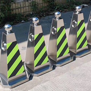 Cône de signalisation routière américain haut de gamme en acier inoxydable avec bandes réfléchissantes - Product Image 1