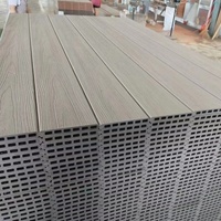Panel Pagar WPC Seamless Co-extrusion Komposit Motif Kayu dengan Tiang Aluminium untuk Dinding Beton Luar Ruangan