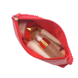 Chic Poinciana Red Faux Rabbit Fur Costura PU Bolsa de maquillaje de cuero Logotipo personalizado Patrón de punto dorado Mujeres Bolsa de cosméticos de lujo - Product Image 5