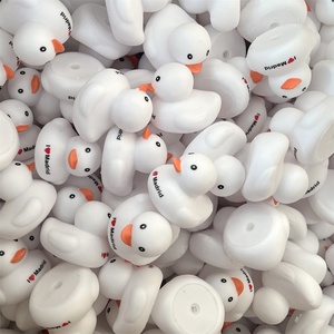 Regali promozionali per bambini giocattoli da bagno estivi con Logo personalizzato con stampa Multi colori diversi piccoli giocattoli Mini gomma anatra alla rinfusa - Product Image 5