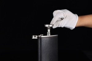 Ensemble cadeau personnalisé de flacon à liqueur en acier inoxydable de 8 oz avec enveloppe en cuir et entonnoir - Product Image 4
