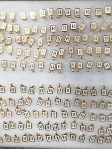 Collar con Letras del Alfabeto en Forma de Concha Rectangular |   Colgante de Madreperla con Iniciales de la A a la Z, Chapado en Oro PVD de 18K sobre Acero Inoxidable - Product Image 4