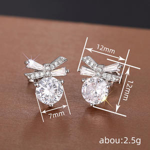 Orecchini a Perno con Fiocco in Oro Bianco, Zirconi Rotondi con Montatura a Griffe, Placcati in Rodio, Gioielli Classici da Sposa per Donne - Product Image 6