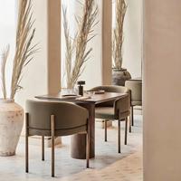 Meubles de restaurant de luxe, banquettes rembourrées, chaises en rotin et tables en marbre, accents texturés chaleureux