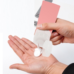 Ensemble de flacons de voyage en silicone personnalisés pour les produits de beauté avec accessoires - Product Image 2