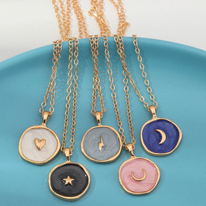 Collier chaîne avec médaille émaillée moderne en forme d'étoile à cinq branches, de lune et de foudre en cuivre - Product Image 1