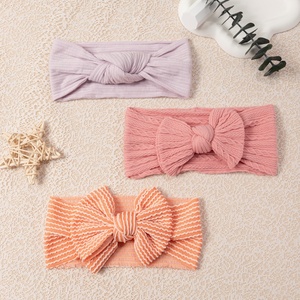 Nuevo lazo de bebé europeo y americano de <span class=keywords><strong>moda</strong></span> con diadema de nailon elástico, conjunto de accesorios para el cabello de <span class=keywords><strong>tres</strong></span> piezas para niños - Product Image 2