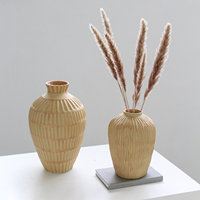 Collection de vases en céramique faits à la main avec texture sculptée à la main, finition en grès beige naturel, décoration Wabi-Sabi pour la maison, vente en gros