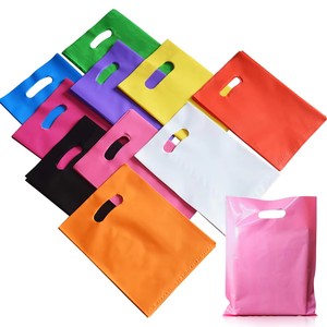 Sac de shopping personnalisé YC avec nom de marque, sac d'emballage pour vêtements de boutique avec logo imprimé, sacs en plastique LDPE à poignée découpée - Product Image 1