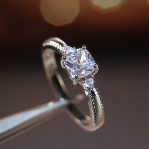 Anello creativo da donna con design scintillante intarsiato, elegante gioiello alla moda per tutti i giorni - Product Image 3