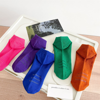 Chaussettes de cheville en coton couleur vitalité des jeunes Chaussettes de sport quotidiennes courtes Caractéristiques de sueur antidérapantes Logo personnalisable Manchette Imprimé athlétique