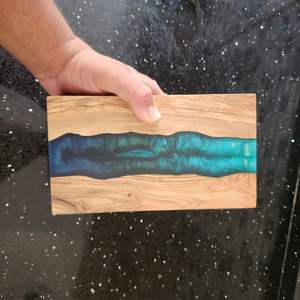 Parfait pour les plantes succulentes, les herbes et les fleurs, ce pot en résine artisanale et en bois pour plantes combine le bois rustique - Product Image 4