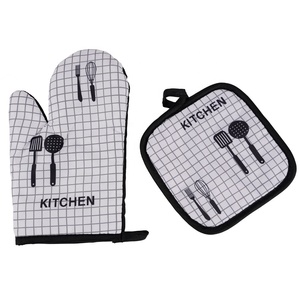 Juego de Guantes de Horno y Agarraderas de Ollas Negros Resistentes al Calor, Ecológicos y Duraderos con Logotipo Personalizado, Hechos de Material de Poliéster - Product Image 4