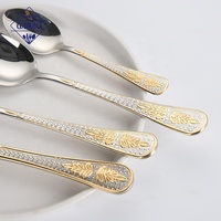 Couverts de luxe en acier inoxydable 18/10 avec manche doré et support métallique, service de cuillères et fourchettes plaqué or avec logo laser OEM