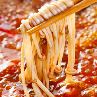 Motif tranché de champignons marinés conservés au sel de haute qualité avec saveurs sucrées aigres épicées gingembre traité