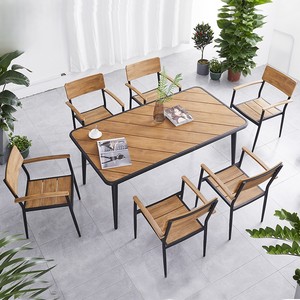 Set Tavolo e Sedie <span class=keywords><strong>da</strong></span> Cortile in WPC in Stile Nordico, Arredamento Minimalista per Esterni, Resistente <span class=keywords><strong>alle</strong></span> <span class=keywords><strong>Intemperie</strong></span> e Anticorrosione per Patio - Product Image 3