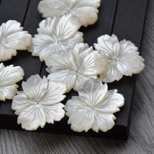 Pendentif fleur en nacre blanche naturelle, 40-42mm, breloque sculptée à cinq pétales pour accessoires de boucles d'oreilles DIY - Product Image 2