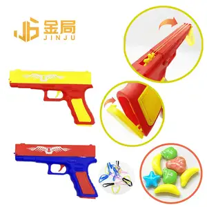 Popular Boy Love Plastic Rubber Band Gun Atacado Divertimento Tiro Armas Brinquedo com Doces