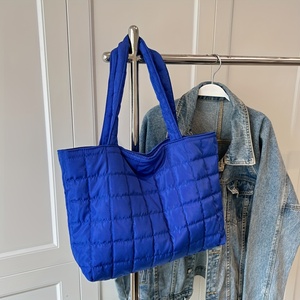 Sac fourre-tout matelassé en nylon et coton, personnalisé, surdimensionné, uni, élégant, spacieux, avec broderie en treillis, pour l'automne - Product Image 3