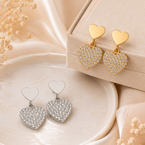 Boucles d'oreilles en forme de cœur en acier inoxydable plaqué or 18 carats, serties de zircon scintillant, bijoux de mode pour femmes - Product Image 4