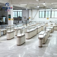 Vitrine de présentation de bijoux de luxe moderne avec dessus en verre trempé, vitrine arquée incurvée, éclairage LED et construction robuste