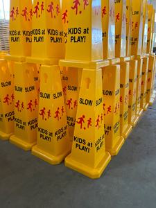 مخروط مرور مربع أصفر ساطع، لافتة تحذير بلاستيكية 'ممنوع الوقوف' و'التنبيه: الأرضية رطبة'، مخاريط تحذير مربعة صفراء - Product Image 5