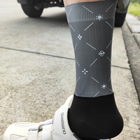 Chaussettes de cyclisme aérodynamiques Mcycle OEM avec logo personnalisé, 100% polyester, chaussettes de vélo avec impression numérique, motif de bas pour les sports d'été