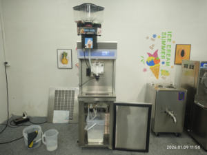 Máquina para hacer helados suaves Taylor CC8 Flavor Burst CrunchiCreme con tecnología Bottom Up y bomba presurizada - Product Image 4