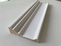 Moulures décoratives blanches apprêtées à joint de doigt pour murs et plinthes, idéales pour les applications hôtelières et hospitalières