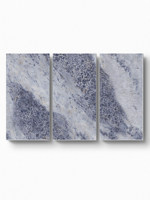 Dinding TV Ruang Tamu dengan Batu Slab Besar Warna Biru Mewah Modern