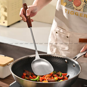 Louche en acier inoxydable 304 avec manche en bois pour la cuisson et le service, de la marque Wow Kitchenware - Product Image 4