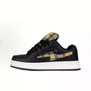 Calzado Casual Americano de Skate de Moda con Suela Gruesa para Mayor Altura, Diseño a Cuadros y Elementos de Rayo, Lengüeta Gruesa y Duradera - Product Image 1