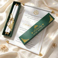 Invitations enroulées vert émeraude avec impression dorée, cartes de réservation de date personnalisées, invitations enroulées en papier faites à la main pour mariage